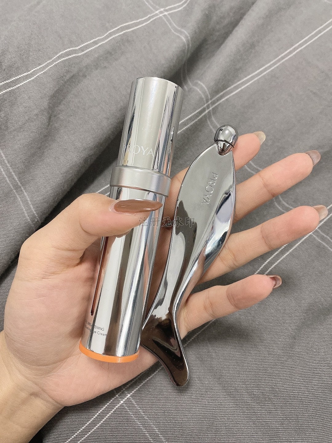眼霜—Kerrykerry宝贝收到了，，，，刚用肌肤嘟噜嘟噜的喝水，，用完之后脸明显变白了，，很喜欢